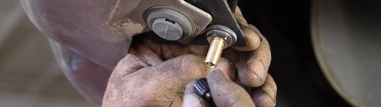 Air Lift Company How to Relieve a Schrader Valve