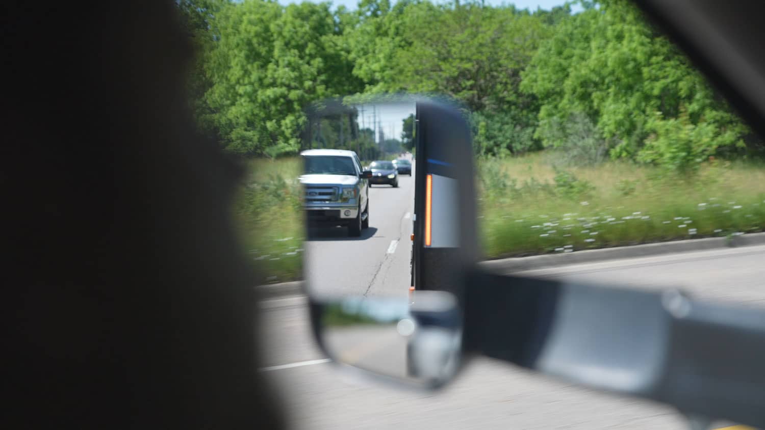 Sideview mirror showing LED indicator on trailer